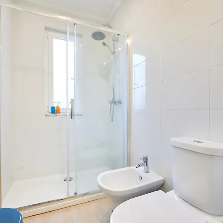 Charming 3br W/ Patio, By Timecooler ליסבון