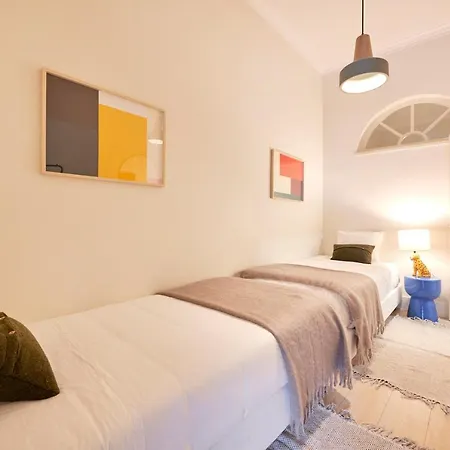 Charming 3br W/ Patio, By Timecooler ליסבון