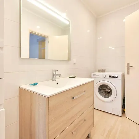 Charming 3br W/ Patio, By Timecooler דירה ליסבון