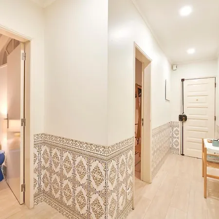 Charming 3br W/ Patio, By Timecooler ליסבון