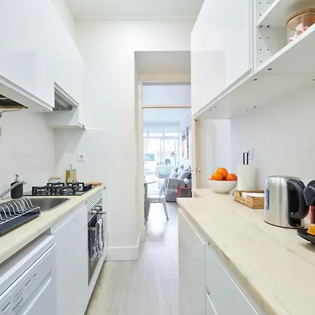 Charming 3br W/ Patio, By Timecooler דירה ליסבון